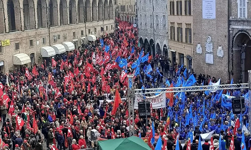 "Παρέλυσε" η Ιταλία: 43 διαδηλώσεις σε όλη τη χώρα κατά του προϋπολογισμού της κυβέρνησης (βίντεο)